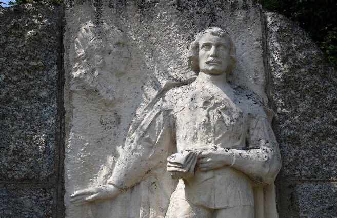 statue-de-montdory-devant-le-lycee_3896330.jpeg